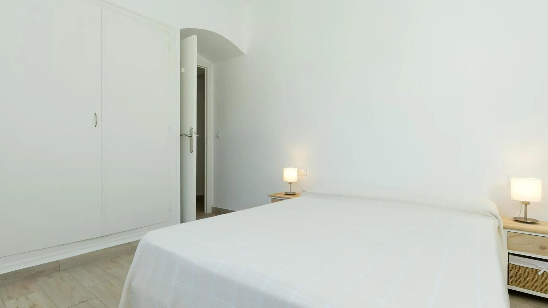 Apartamento Luminoso Y Espacioso Con Gran Jardin Privado, A Solo 150M De La Playa - Es-228-136 로지즈 0*,  스페인